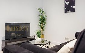 Sleek & Stylish 1Br City Centre Nr The Beach, High St & Adventure Island By Luxiety Stays